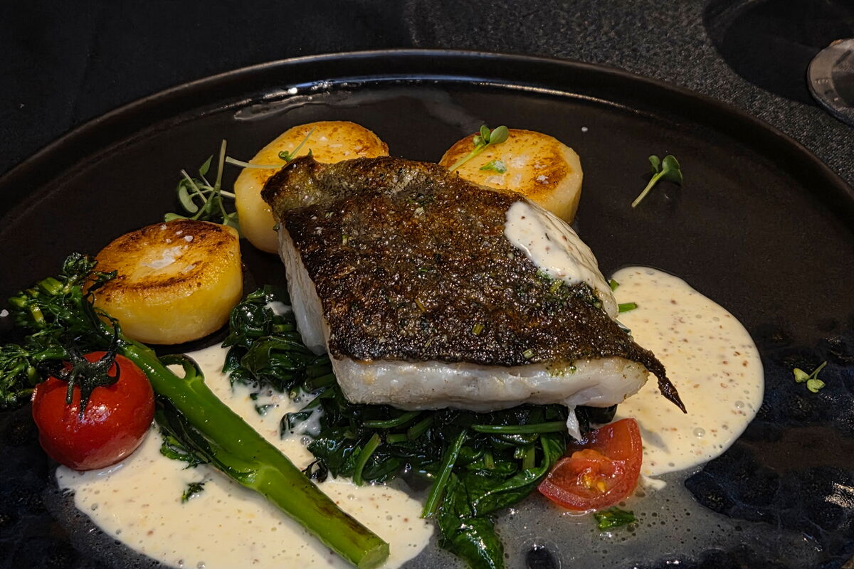 Fischfilet mit Kartoffeln, Blattspinat und Tomaten