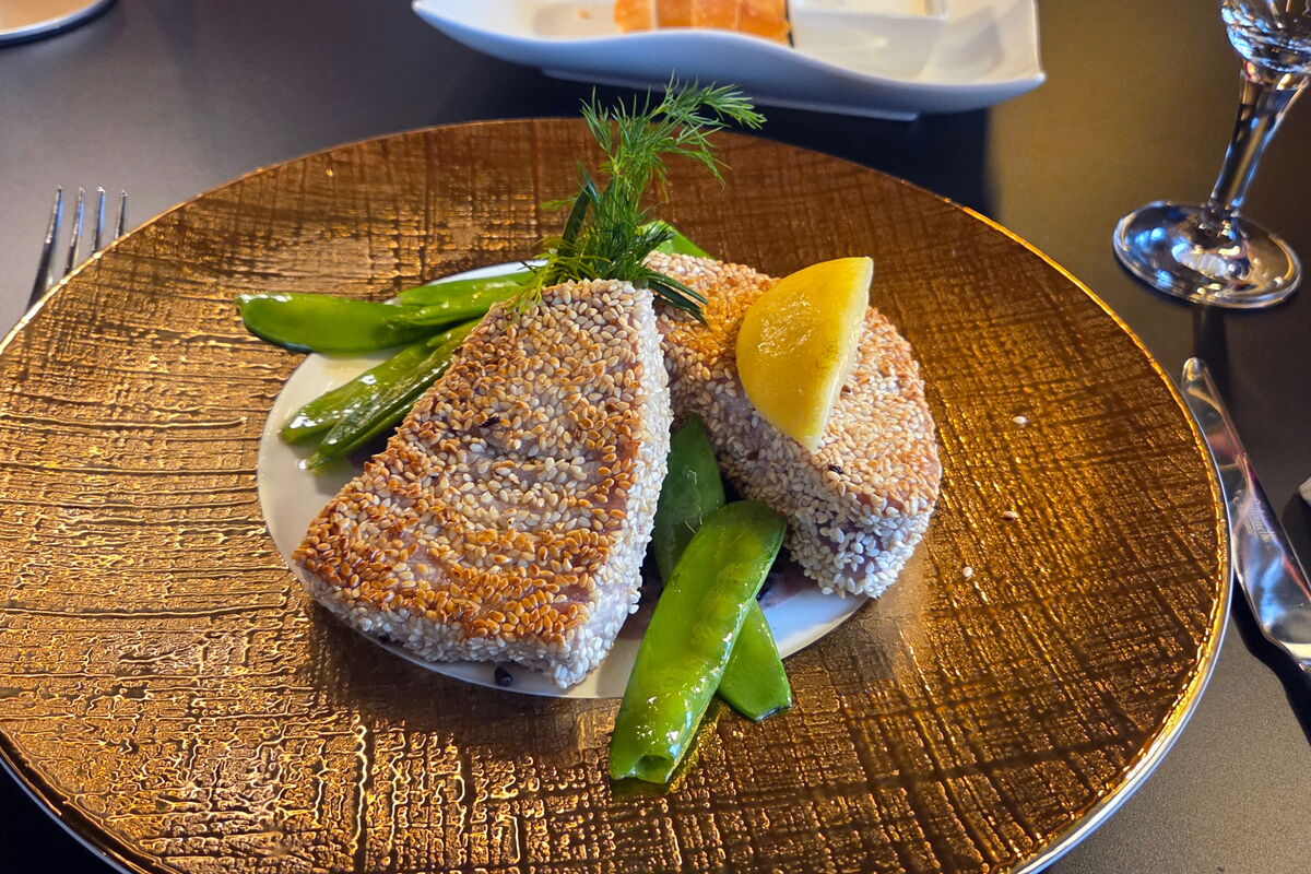 Gebratener Fisch mit grünem Spargel und Orange